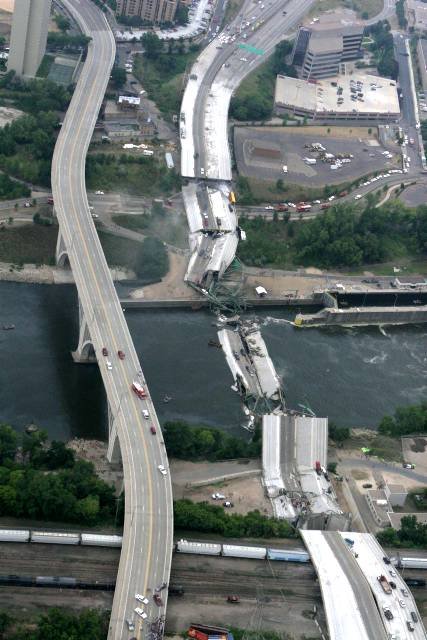 Zawalenie mostu w Minneapolis, dziewięć osób zmarło, 20 jest zaginionych