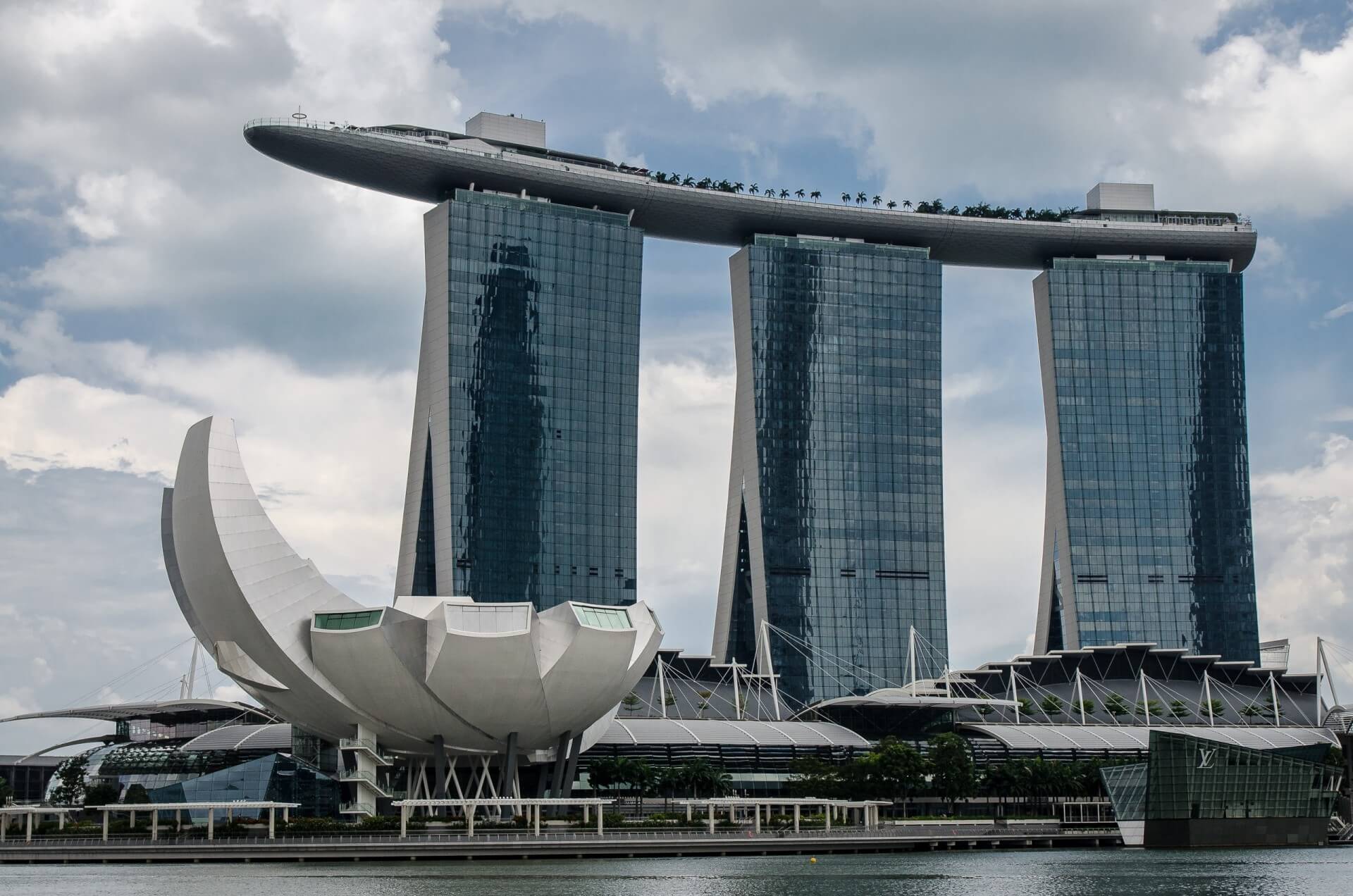 bur hvidløg Højttaler Marina Bay Sands in Singapore - a boat-shaped hotel with an infinite pool