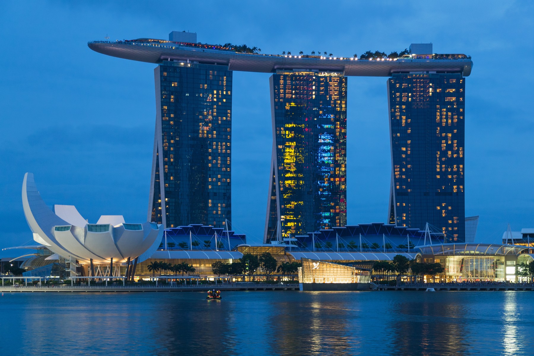 singapore hotel with cruise ship on top