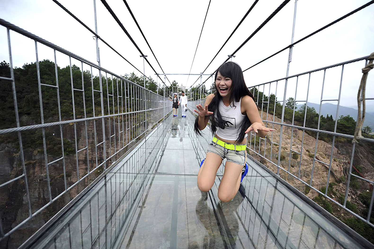 The world's longest glass bridge was opened in China