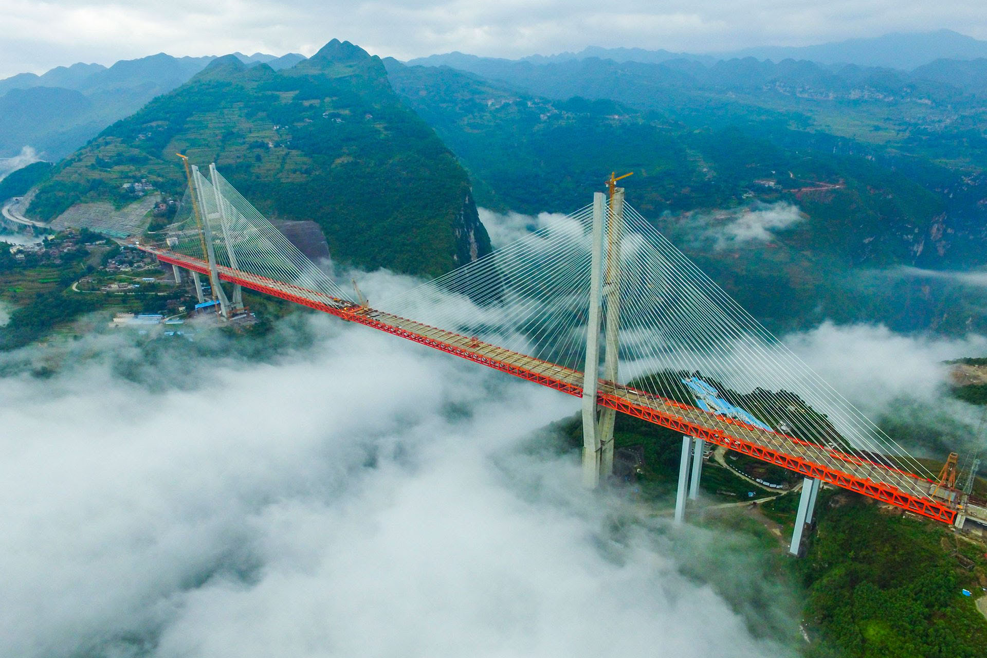 The world's highest bridge was opened in China