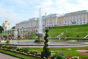Der große Peterhof-Palast
