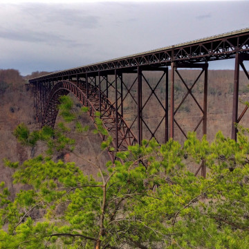 Neue Flussschluchtbrücke