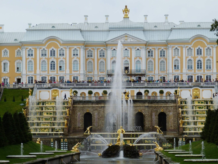Der große Peterhof-Palast