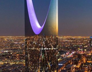 Kingdom Centre w Rijadzie w Arabii Saudyjskiej.

Cały 302-metrowy budynek pokryty jest wyrafinowaną szklaną fasadą, która tworzy niemal bezszwową powierzchnię. Zdj.@geosteinmetz  #KingdomCentre